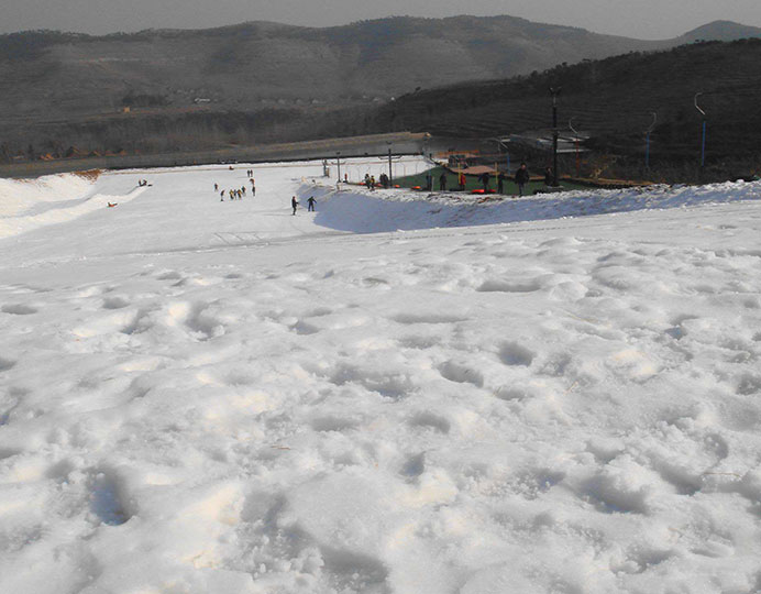 山西景區(qū)滑雪場造雪機造雪現場